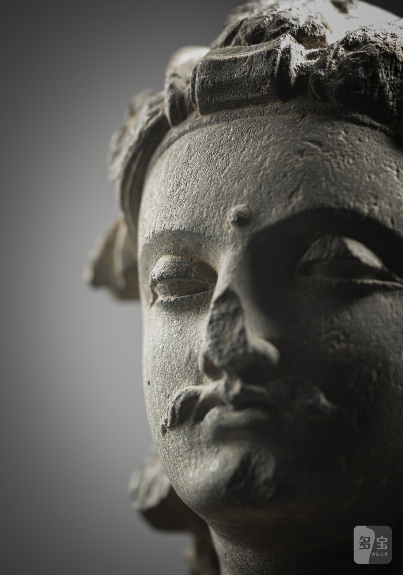 A GREY SCHIST HEAD OF A BODHISATTVA - 图3
